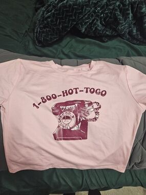 SHEIN Pink Graphic 1-800-HOT-TOGO Cropped Tee